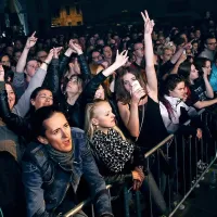 Prvi in edini koncert na prostem, s katerim je skupina sklenila 
svojevrstno turnejo, je na prizorišče privabil precej oboževalcev.