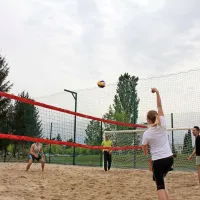 V parku zdaj trava, prst in &scaron;e pesek