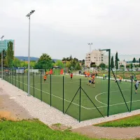 V parku zdaj trava, prst in &scaron;e pesek