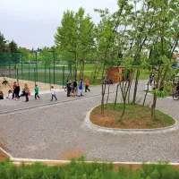 V parku zdaj trava, prst in &scaron;e pesek