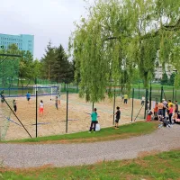 V parku zdaj trava, prst in &scaron;e pesek