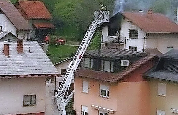 Ko so idrijski prostovoljni gasilci prišli na kraj požara, so 
ognjeni zublji že silili skozi okna,  a jim je v 15 minutah uspelo 
požar  pogasiti.