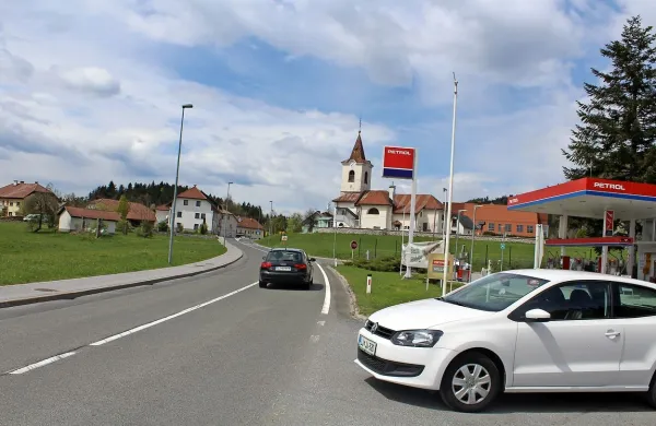 Zaris prehoda za pešce, ki bi s pločnika na nasprotni strani ceste vodil v bencinsko pošto, 
zahteva dve leti birokratskih postopkov.