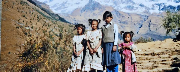 Otroci pod nepalskim osemtisočakom Anapurno dan začnejo 
in končajo s pesmijo.

osebni arhiv