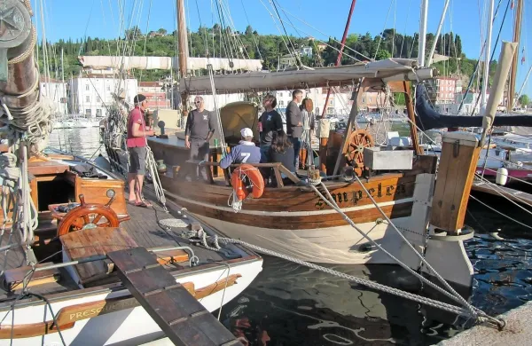 Na Internautici tudi starodobna plovila in avtomobili