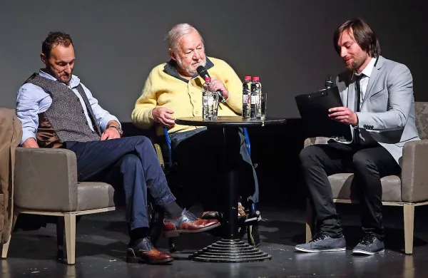 Paolo Villagio (v sredini) je v Kulturnem domu odgovarjal na 
vprašanja povezovalca Erika Totha (desno), v oporo pa mu je 
bil sin Piero.  