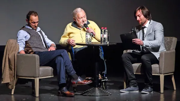 Paolo Villagio (v sredini) je v Kulturnem domu odgovarjal na 
vprašanja povezovalca Erika Totha (desno), v oporo pa mu je 
bil sin Piero.  