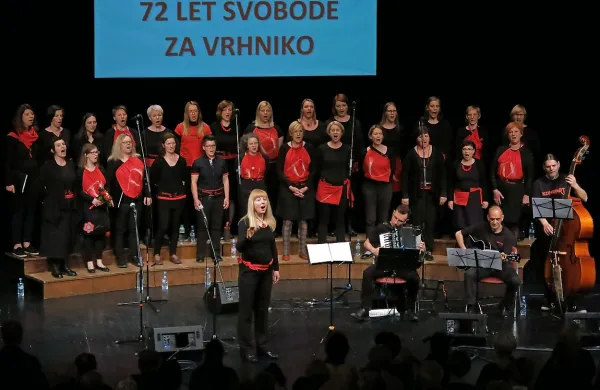 V sklopu Cankarjevih dnevov so v soboto na Vrhniki s 
koncertom ženskega pevskega zbora Kombinat praznovali 
72. obletnico osvoboditve svojega mesta.