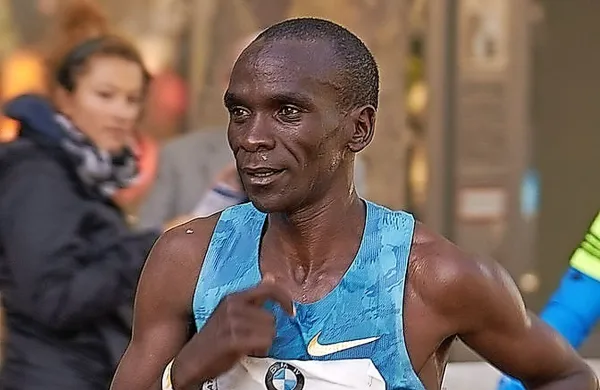 Eliud Kipchoge se je na maratonu v Monzi zelo približal meji 
dveh ur.