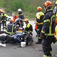 Voznica je z avtom   trčila v motor,  v nesreči se je poškodovala 
motoristova sopotnica.