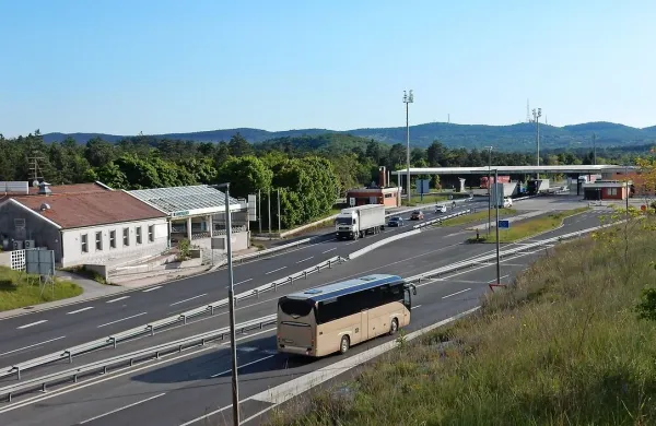 Na mejnem prehodu Fernetiči velika in nekdaj donosna Kompasova restavracija in menjalnica 
(na levi) sameva, stavba na meji pa je ostala v lasti države.
