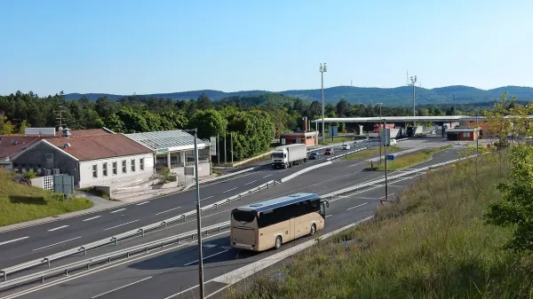 Na mejnem prehodu Fernetiči velika in nekdaj donosna Kompasova restavracija in menjalnica 
(na levi) sameva, stavba na meji pa je ostala v lasti države.