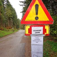 Tudi prometna signalizacija opozarja na udarniško krpanje 
udarnih jam ...