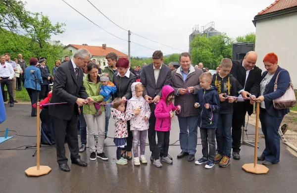 Župan Robert Smrdelj je skupaj s prebivalci vasi in sodelavci 
gradnje vodovoda  tako praznoval novo pridobitev.