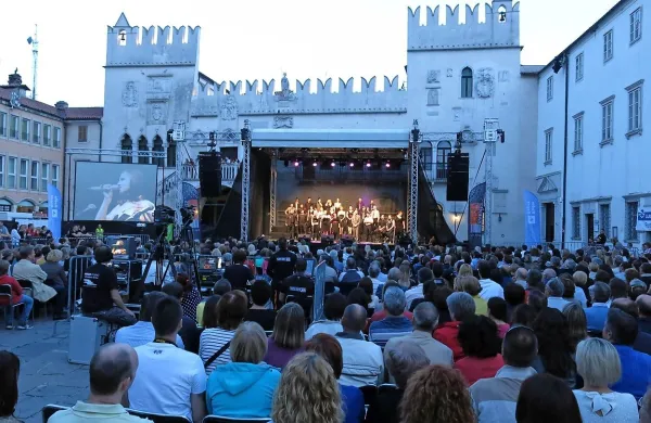 Koncert Perpetuum Jazzile na Titovem trgu v Kopru.