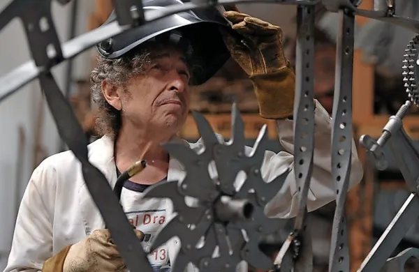 Bob Dylan v svojem studiu v Santa Monici med varjenjem umetnosti, ki je na ogled tudi v galeriji Halcyon.  