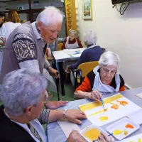 Skupaj so ustvarjali drobce največje risbe na svetu (foto)