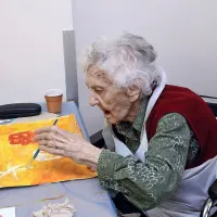 Skupaj so ustvarjali drobce največje risbe na svetu (foto)