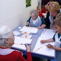 Skupaj so ustvarjali drobce največje risbe na svetu (foto)