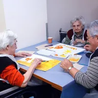 Skupaj so ustvarjali drobce največje risbe na svetu (foto)
