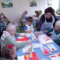 Skupaj so ustvarjali drobce največje risbe na svetu (foto)