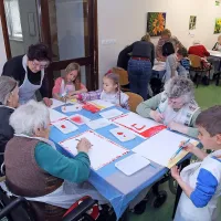 Skupaj so ustvarjali drobce največje risbe na svetu (foto)