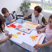Skupaj so ustvarjali drobce največje risbe na svetu (foto)