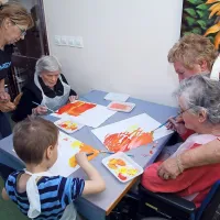 Skupaj so ustvarjali drobce največje risbe na svetu (foto)