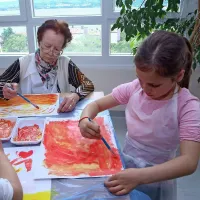 Skupaj so ustvarjali drobce največje risbe na svetu (foto)