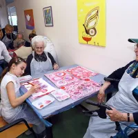 Skupaj so ustvarjali drobce največje risbe na svetu (foto)