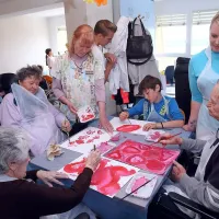 Skupaj so ustvarjali drobce največje risbe na svetu (foto)