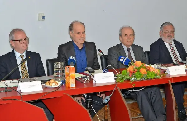 Na včerajšnji sedmi seji so člani Rektorske konference gostili  
ustavna pravnika, prof. dr. Boštjana M. Zupančiča in prof. dr. 
Cirila Ribičiča.
