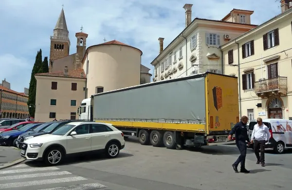 Tovornjak za&scaron;el na Trg Brolo