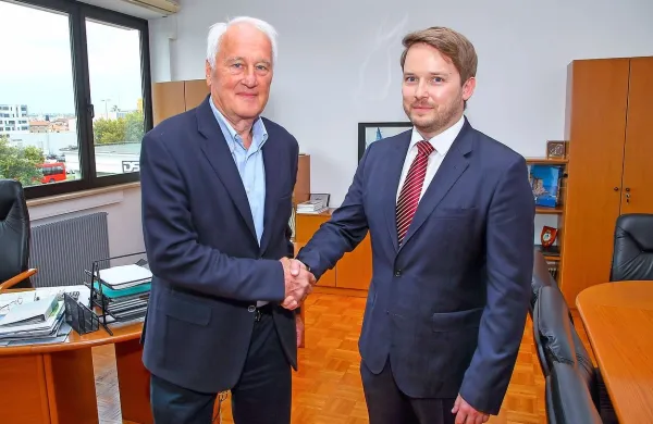 Klub gospodarstvenikov slovenske Istre ima novega predsednika.    Člani so včeraj na skupščini izbrali Roka Hladnika 
(desno), sicer direktorja družbe Primorske novice. Nasledil je 
Vojka Čoka (levo), ki je klub vodil kar 23 let.  