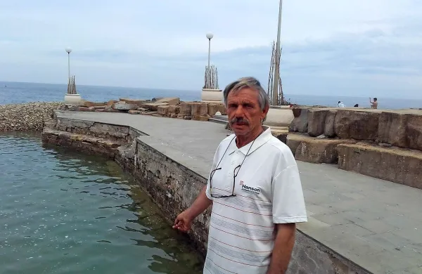Franko Tuljak pred pomolom v Fiesi, kjer je bil do nedavnega 
privezan njegov čoln.