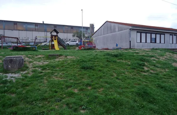 Prizidek k OŠ Škofije bodo zgradili na delu stavbe, kjer je zdaj 
zunanje igrišče. Z veznim hodnikom bodo povezali šolsko 
telovadnico in bližnjo športno dvorano Burja. 