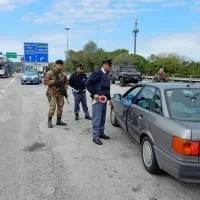  

Na meji na Fernetičih so policiste, ki so nadzirali promet, 
danes  spremljali vojaki, oboroženi z avtomatskimi puškami.