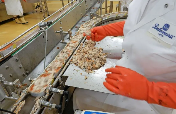 Pločevinke, ki jih z ribami in različnimi omakami polnijo na 
Kalu pri Pivki, bodo prodajali tudi na Kitajskem. 