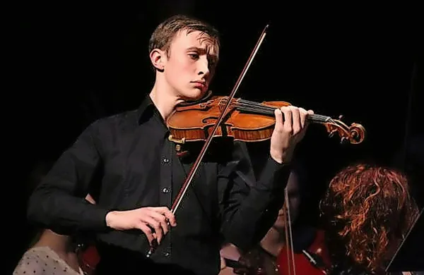 Violinist Aleš Lavrenčič, gojenec Konservatorija J. Tomadini v 
Vidmu, bo nastopil   ob klavirski spremljavi Hilarija Lavrenčiča.