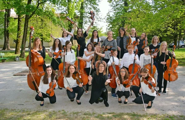 Godalni orkester Glasbene šole Vinka Vodopivca Ajdovščina 
živahno praznuje jubilej. 
