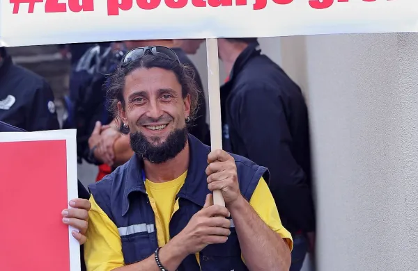 David Krepek, poštar iz Kopra, pravi, da je odnos delodajalca 
katastrofalen.  