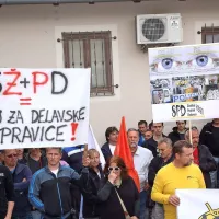 Članom Sindikata poštnih delavcev-KS90 so se na zboru na 
muzejskem trgu v Kopru  pridružili tudi številni podporniki. 