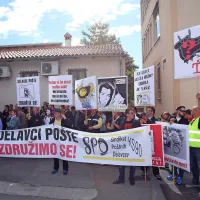 Člani Sindikata poštnih delavcev-KS 90 zahtevajo, da delodajalec znova povabi za pogajalsko mizo.
