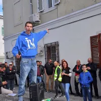 Saša Gržinič: “Zahtevamo, naj nas Pošta 
obravnava kot legitimnega sogovornika, v 
nasprotnem primeru si bomo pogajanja izborili 
preko ulice.”

 