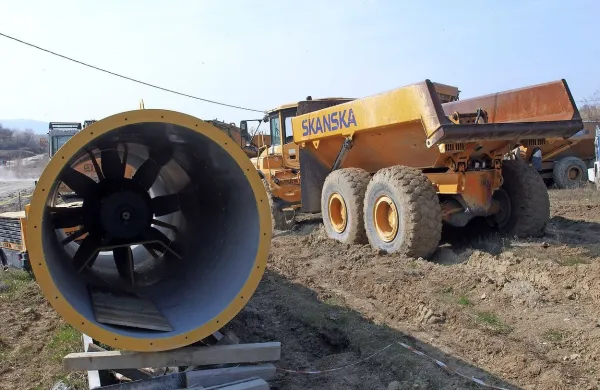 Slovaška Skanska je dela na izolski strani predora Markovec prekinila že  10. novembra leta 
2010, ker  mu jih CPM ni več plačeval.



