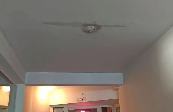 Tako je zaradi težav z odtoki in cevmi prejšnji teden zamakalo 
na hodniku pod hostlom na Škofijah. Zdaj je napaka že 
sanirana.