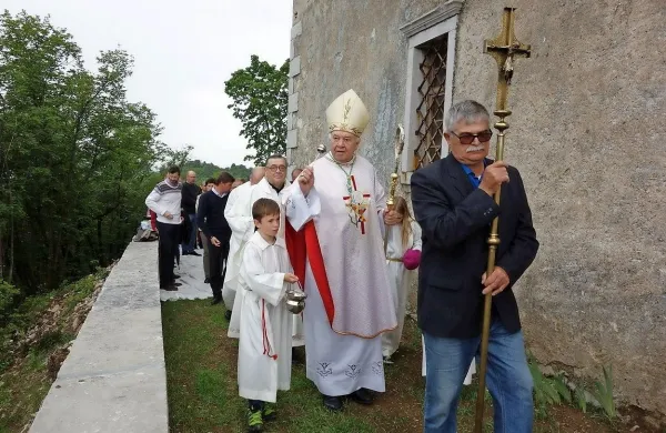 Koprski škof Jurij Bizjak je blagoslovil obnovljeni zid pri 
romarski cerkvi Marije Snežne.