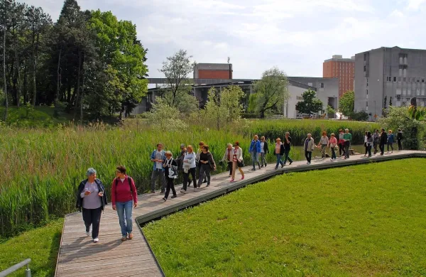 Udeleženci nedeljskega urbanega sprehoda so spoznavali 
posebnosti mešanja naravnega in urbanega okolja v mestu.