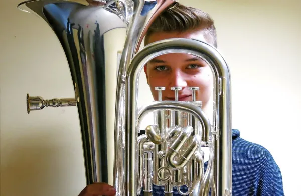 15-letni Emanuel Mikac si je že pri sedmih letih za svoj 
instrument izbral evfonij.  