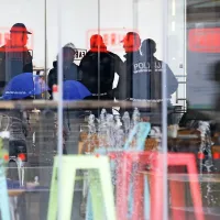 Lokal so zaradi sporočila anonimneža, da naj bi bila tam 
bomba, temeljito pregledali